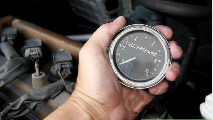 Kiểm tra áp suất nhiên liệu bình xăng bằng đồng hồ đo áp suất
